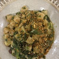 Primo: Gnocchetti integrali con cime di rapa, olive, uvetta e croccante di paprica dolce  at La Mi Mama in Rimini