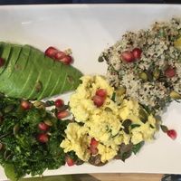 Plat principal avec des oeufs brouillés, salade de quinoa et choux kale at Ensuite - Petits Champs in Paris
