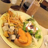 Calabaza al horno con tofu, wakame y alcachofa, ensalada con crema de yogur y rabanitos, y verduras con sésamo y hummus. De beber, infusión de melissa at BioXoco in Barcelona