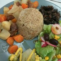 Plato macrobiótico con tempeh y verduras at BioXoco in Barcelona