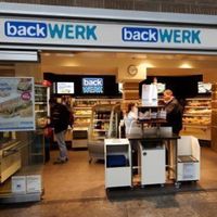 Standard look. at backWERK - Arnulf-Klett-Platz in Stuttgart