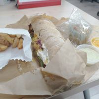 Sandwich crispy con papitas, salsa de la casa y cupcake at Saviti in Bogota