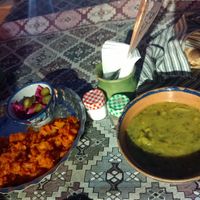 Links Kartoffel Zwiebel und rechts Shooli vegetables soup at Marco Polo Restaurant in Yazd