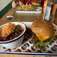 Champion Burgee mit Soja Pattie und asiatischem Krautsalat dazu   at Grilly Idol in Hamburg