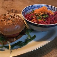 Veganer Burger mit Coleslaw  at Grilly Idol in Hamburg