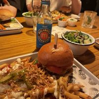 Cheeseburger (vegan) mit Sloppy Fries (auch vegan)  at Grilly Idol in Hamburg