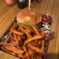 bbq burger mit süßkartoffelpommes  at Grilly Idol in Hamburg