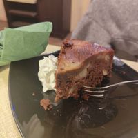 Peach cacao cake at La Tecia Vegana in Venice