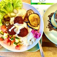 Hummus bowl and vanilla Pudding with chocolate topping at Chakula in Landshut