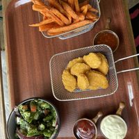Nuggets, Süßkartoffel Pommes und israelischer Salat  at Chakula in Landshut