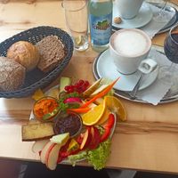veganes Frühstück mit heißer Schokolade und Saft at Cafe im Hirsch in Tubingen