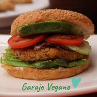 Hamburguesa de quinoa 💖🌿 at Garaje Vegano in Guayaquil