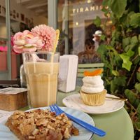 Breakfast: iced coffee with almond milk, vegan cupcake and vegan crumble at Camelia Bakery in Treviso