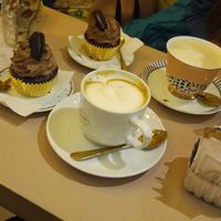 Cappuccini al latte di mandorla e cupcake oreo vegan at Camelia Bakery in Treviso