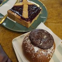 Crostata e pan brioche vegan con cioccolato at Camelia Bakery in Treviso