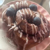 Cinnamon roll ai mirtilli  at Camelia Bakery in Treviso