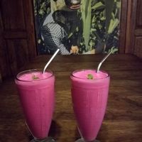 Dragonfruit banana cocomilkshake with reusable straws at Simple Plant  in Yogyakarta
