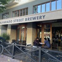 門口看起來比較像Bar at Alvarado Street Brewery and Grill in Monterey