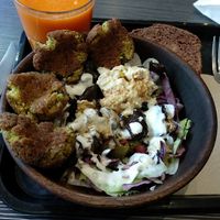 Salade "originale" avec 4 falafels, un gâteau banane chocolat et un jus pomme - orange. at SAMAM - Cantine végétale in Paris