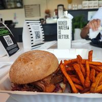 Hamburguesa de tofu Teriyaki (plato de temporada) at Greens and Grains in Northfield