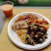 Big menu (11 euros) and fresh juice at Veg Eat in Bergamo