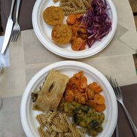 Platos combinados con pastel de verduras, zanahoria, patatas con curry, pasta (riquísima), remolacha y hamburguesas de lentejas at Veg Eat in Bergamo