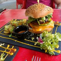 Hamburguesa casera de remolacha con berenjena at Sanissimo - Principe Pio in Madrid