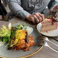 Lasagna & cake at Nordvegan in Oslo