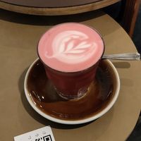 Pink latte - melk met poeder van rode biet, ideaal als je geen koffie verdraagt en graag gestoomde melk lust at Full Circle - Zuid in Ghent