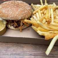 „Pulled Pork“ mit Pommes und Extra „Honig“-Senf Sauce  at Las Vegan's - Kazinczy Trailer in Budapest