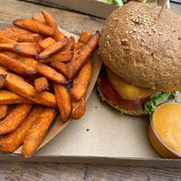 Der Sweet Dreams mit Süßkartoffel Pommes und Extra Käse Sauce   at Las Vegan's - Kazinczy Trailer in Budapest