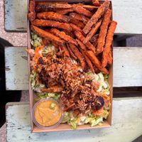 Buenísimo plato de soja texturizada, boniato, ensalada y salsa. Muy sabroso y buena cantidad. Personal amable.   at Las Vegan's - Kazinczy Trailer in Budapest