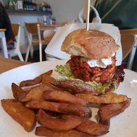 Pulled Jackfruitburger mit Pommes at Holy Cow in Edinburgh