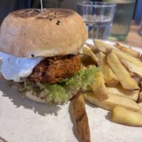 Hamburguesa de jackfruit con crema agria   at Holy Cow in Edinburgh