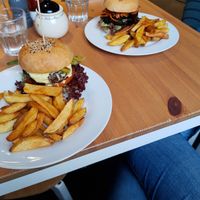 Portobello mushroom burger en nori celeraic burger at Holy Cow in Edinburgh
