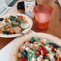 Salada de massa e salada césar  at La Vegana in Sevilla