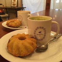 Mini bundt and matcha latte at Apelila in Kyoto