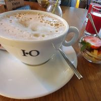 Frischgepresster Saft mit veganen Milchkaffee und Obstsalat at Kraftraum in Bayreuth