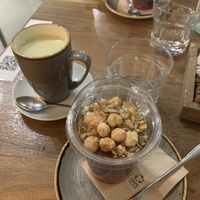 açai bowl and matcha latte at Pappare' in Bologna