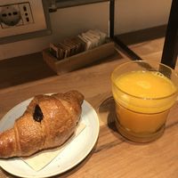 Vegan raspberry jam croissant and orange juice at Pappare' in Bologna