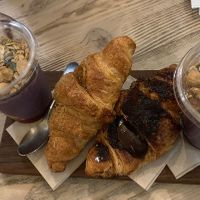 Açai bowl + cornetti marmellata e nocciolata veg  at Pappare' in Bologna