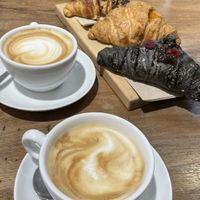 Came a second time for the cappucciones & vegan croissants 😋  at Pappare' in Bologna