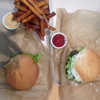 2 burgers & fries at Season Square in Paris