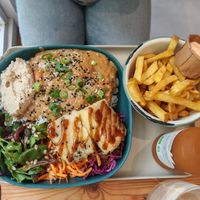 CURRY SATAY (gluten-free)
Sweet potato curry, green lentils, organic semi-complete rice, hummus and crudités at Season Square in Paris