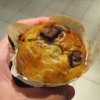 Pear, almond and chocolate muffin at Season Square in Paris