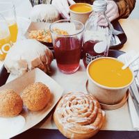 Repas hivernal : soupe, cinnamon roll et burger ! at Season Square in Paris