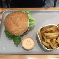 Season burger, french fries, spicy mayo at Season Square in Paris