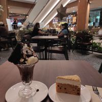 Carrot cake and chocolate ice cream at Veganerie - Ratchathewi in Bangkok