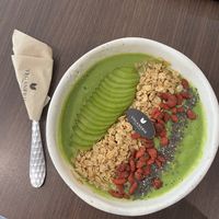 Green smoothie bowl (kale, kiwi, banana, pineapple, gogiberry, chia seeds, stevia, granola)  at Veganerie - Ratchathewi in Bangkok