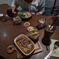 Papaya Salad + Nuggets (crispy shrooms) & chickpea-sweetpotato cocos curry + Roti at Veganerie - Ratchathewi in Bangkok